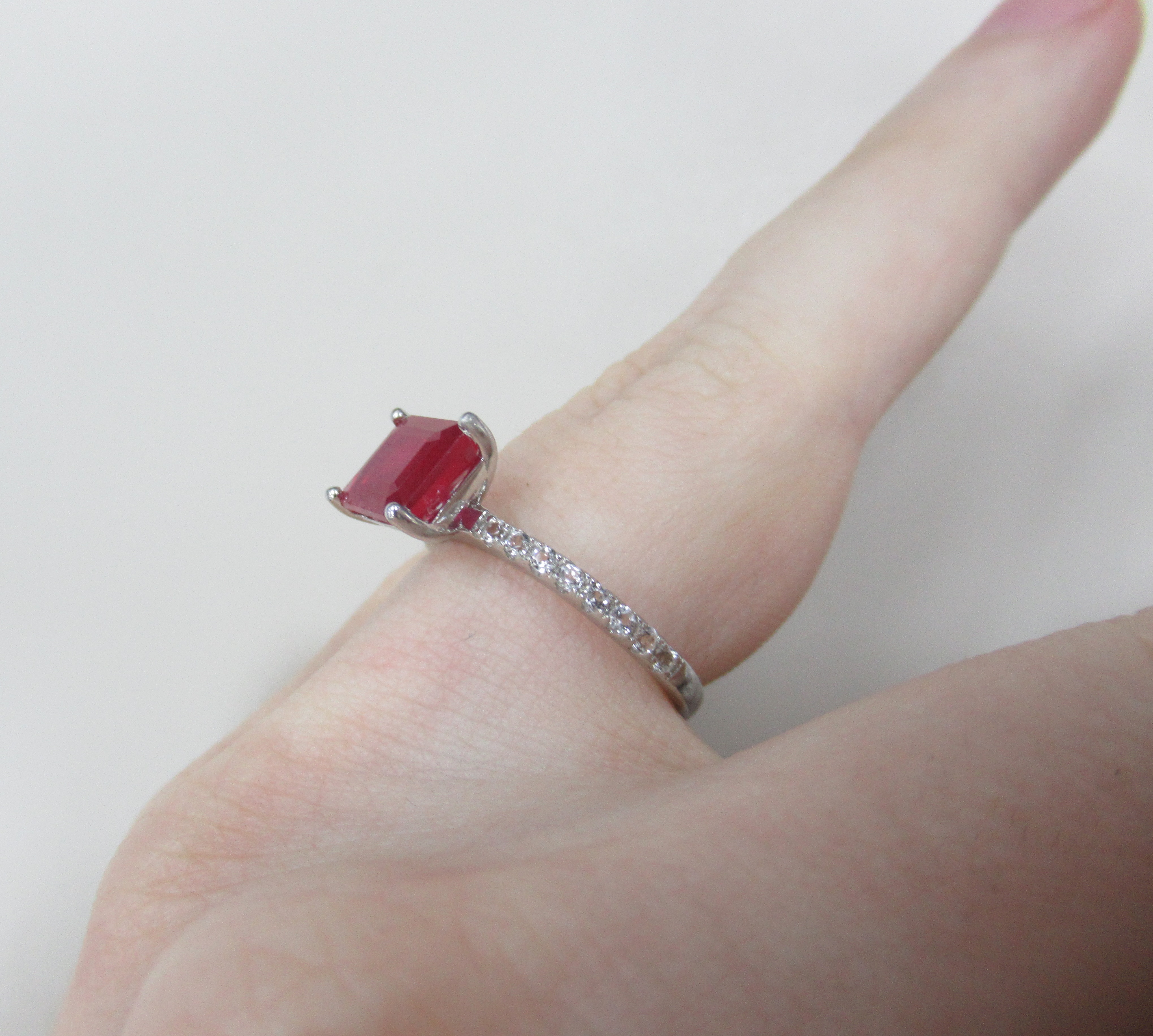 Серебряное кольцо с рубином